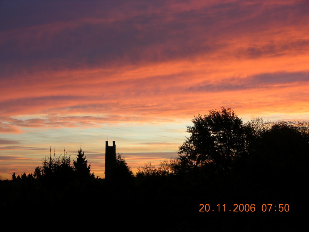 Sonnenaufgang über der Kirche