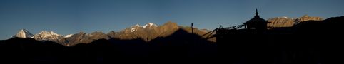 Sonnenaufgang über der Klosteranlage von Muktinath von strahlensammler 