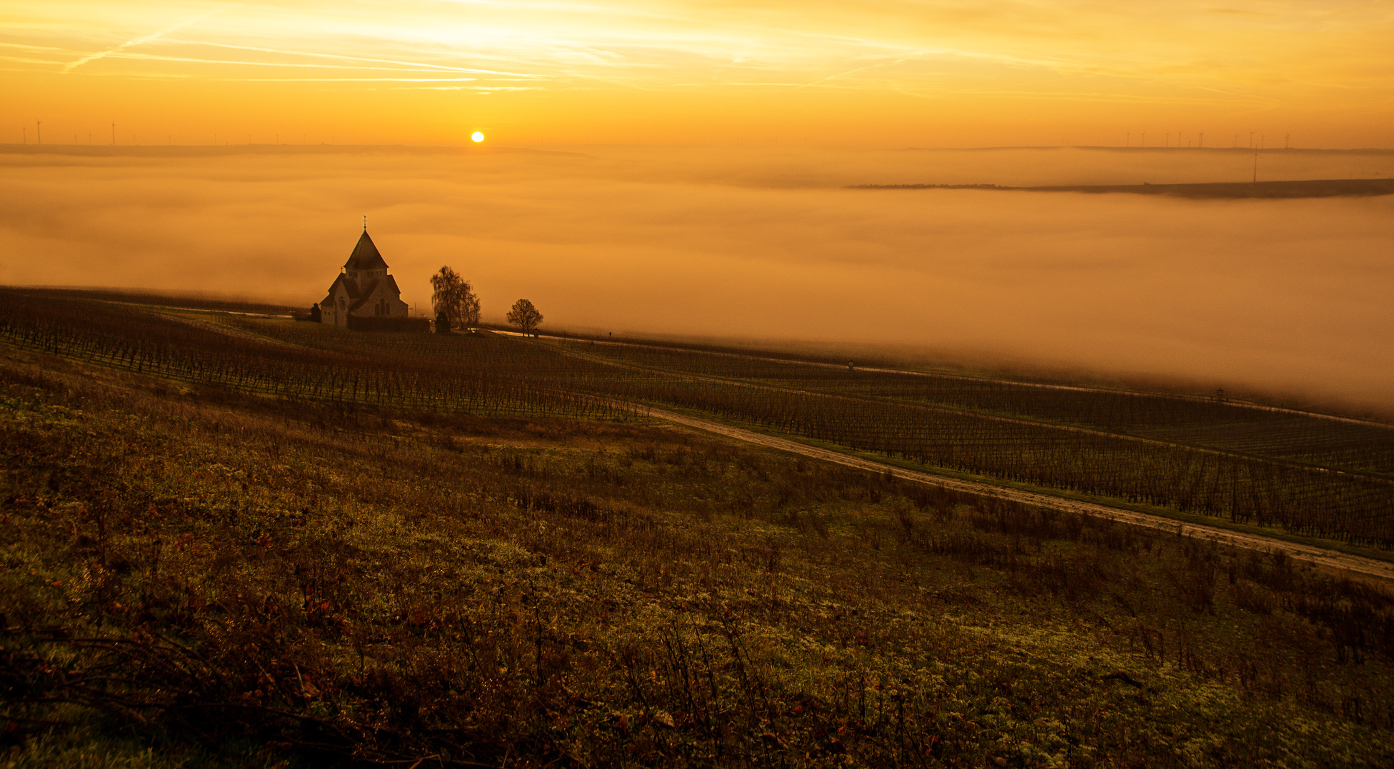 Sonnenaufgang über der Kreuzkapelle bei Gau-Bickelheim/Rheinhessen