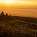 Sonnenaufgang über der Kreuzkapelle bei Gau-Bickelheim/Rheinhessen