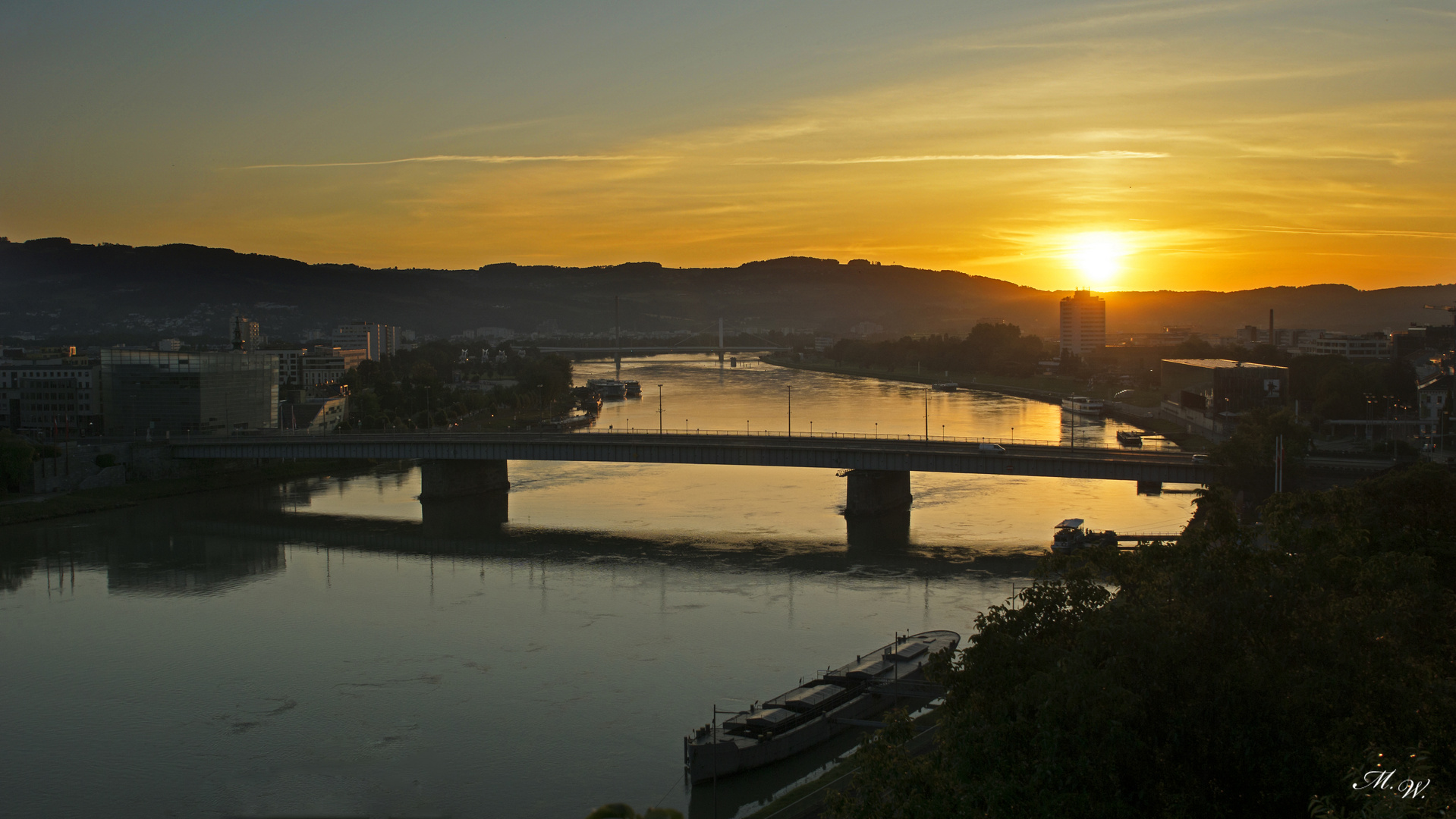 Sonnenaufgang über der Nibelungen Brücke