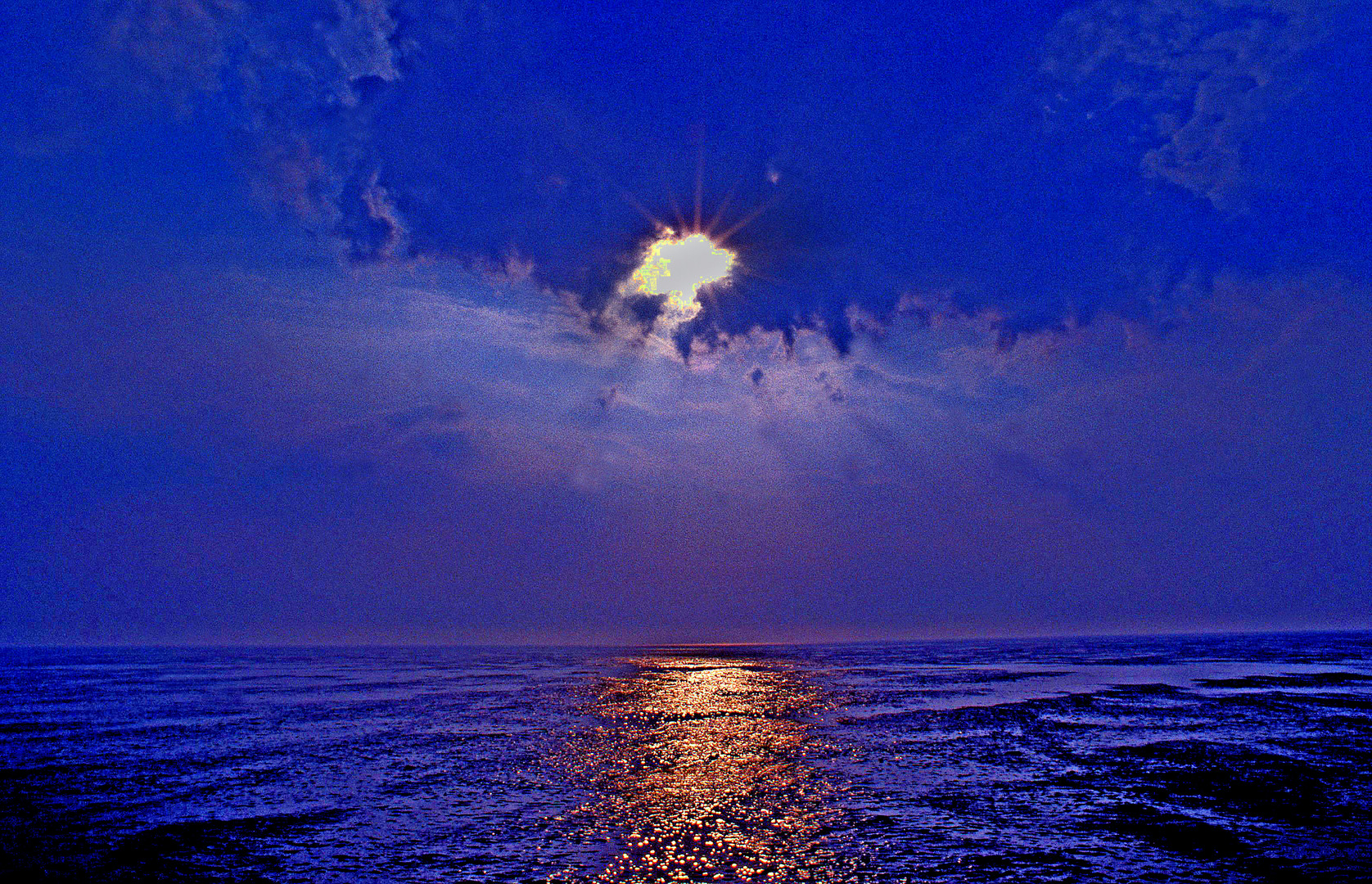 Sonnenaufgang über der Nordsee vor Helgoland