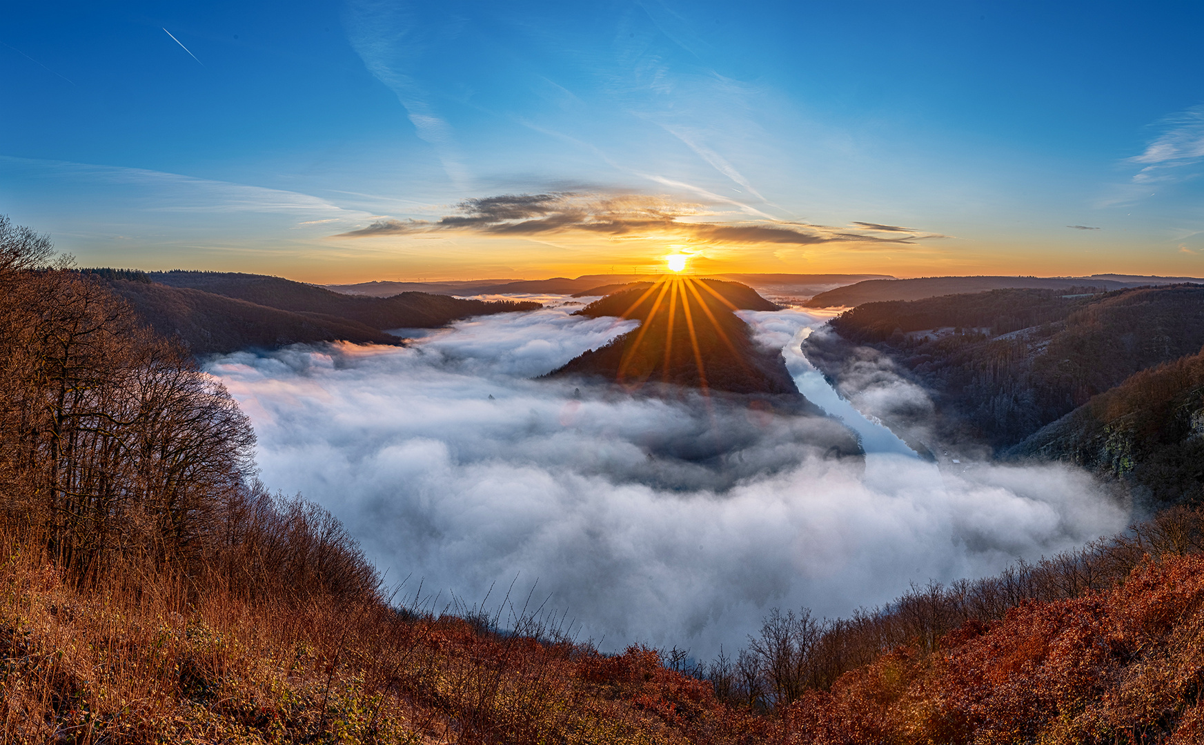 Sonnenaufgang über der Saarschleife im Nebel