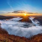 Sonnenaufgang über der Saarschleife im Nebel