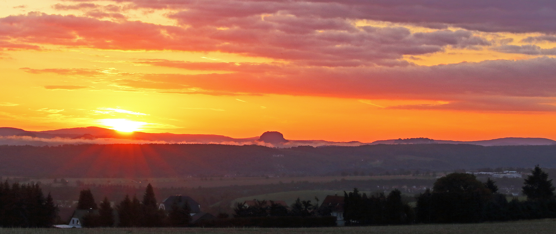Sonnenaufgang über der Sächsischen Schweiz mit dem Lilienstein...