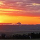 Sonnenaufgang über der Sächsischen Schweiz mit dem Lilienstein...