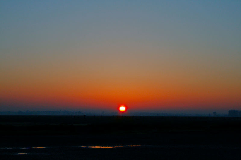 Sonnenaufgang über der Schlicklandschaft am Le Mont St. Michel...