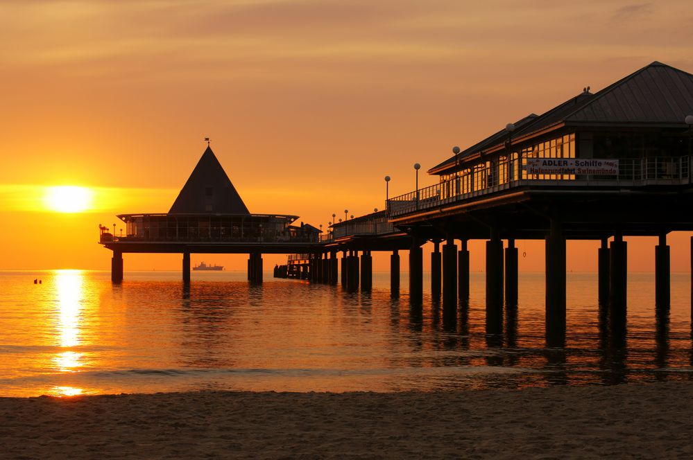 Sonnenaufgang über der Seebrücke in Heringsdorf 