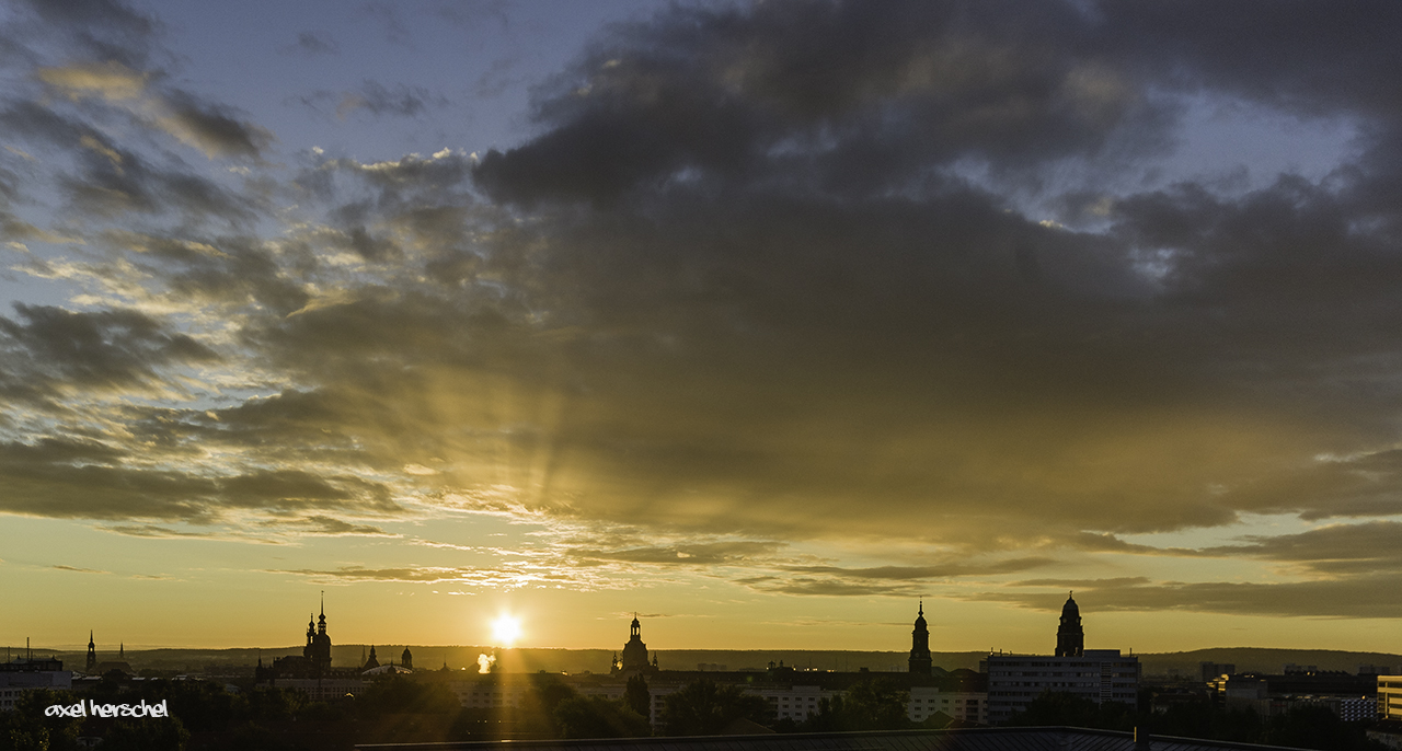 Sonnenaufgang über der Stadt