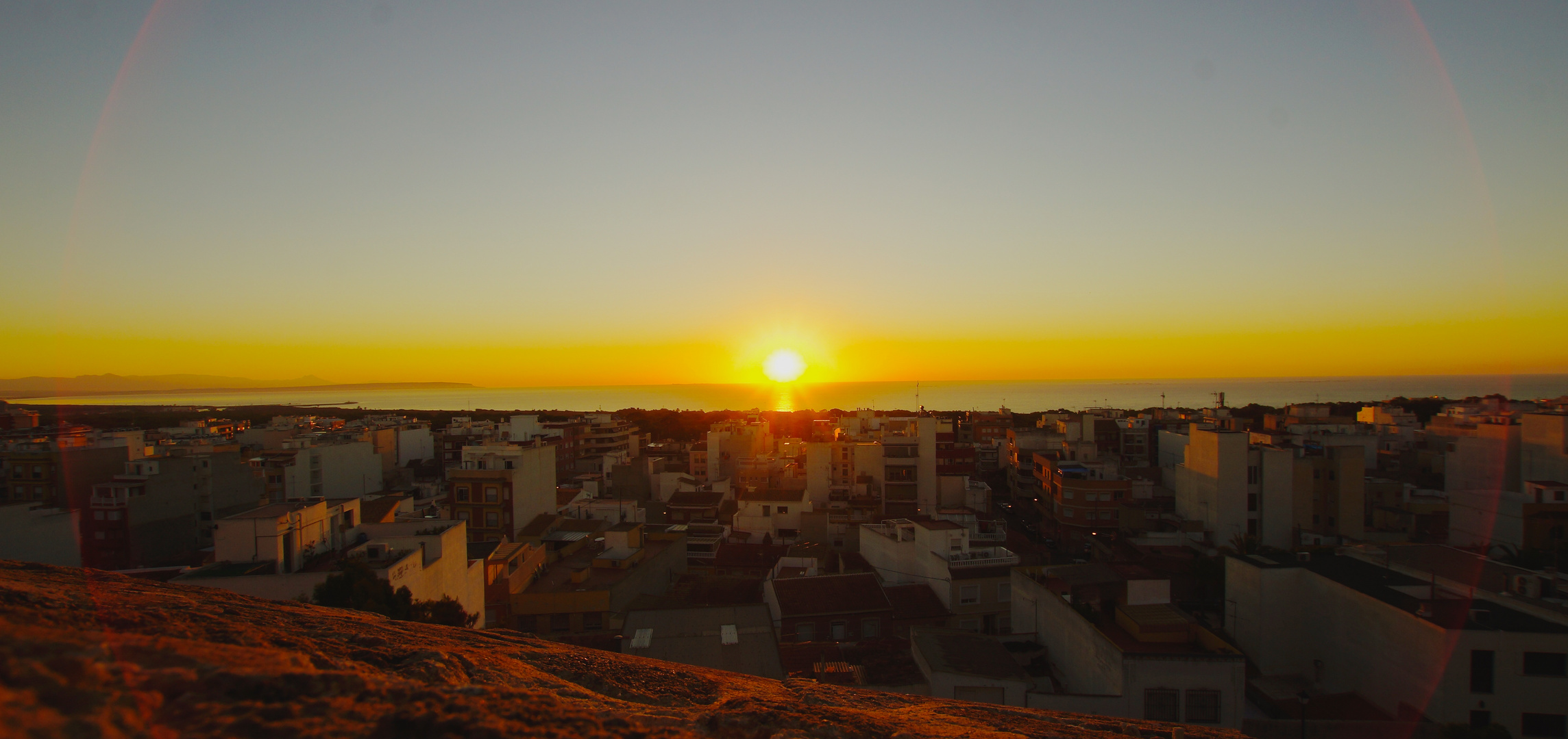 Sonnenaufgang über der Stadt Guardamar Spanien