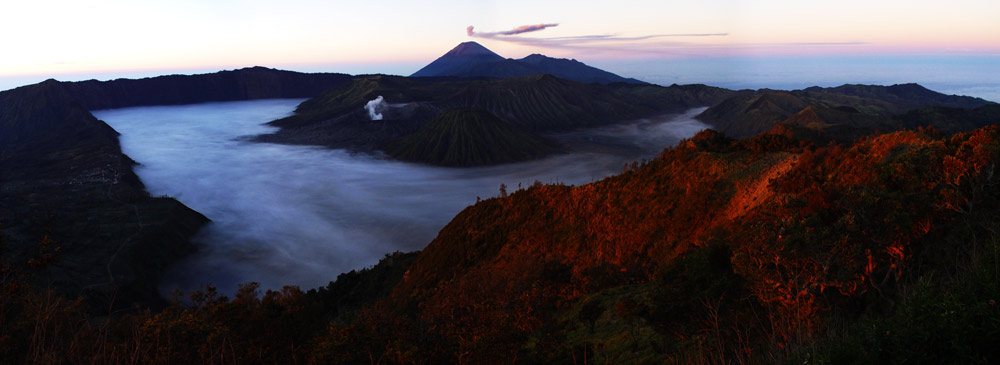 Sonnenaufgang über der Tengger-Caldera, Bromo und Semeru