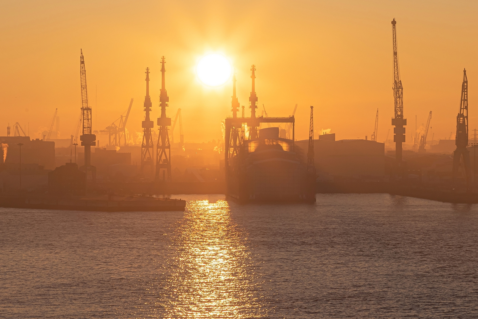 Sonnenaufgang über der Werft