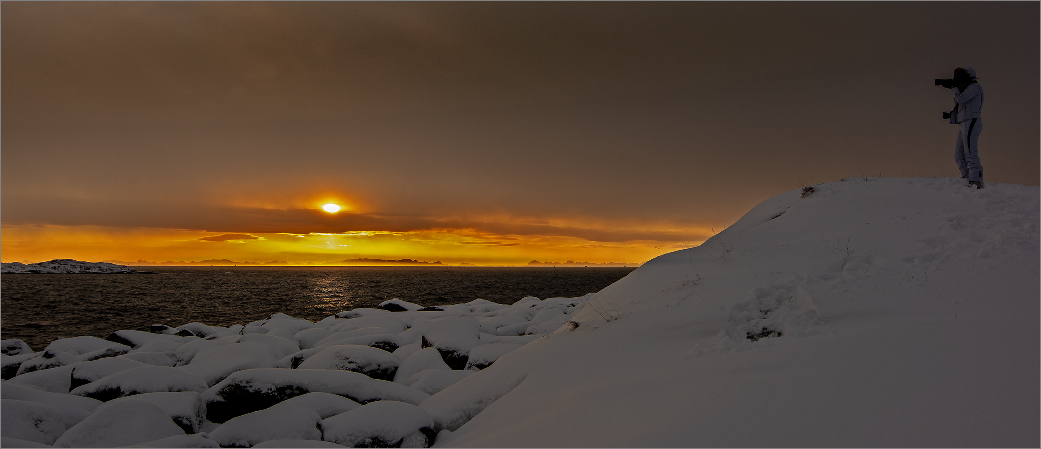 Sonnenaufgang über der Westküste Norwegens   . . .