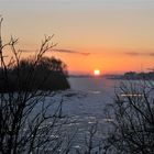 Sonnenaufgang über der zugefrorenen Elbe