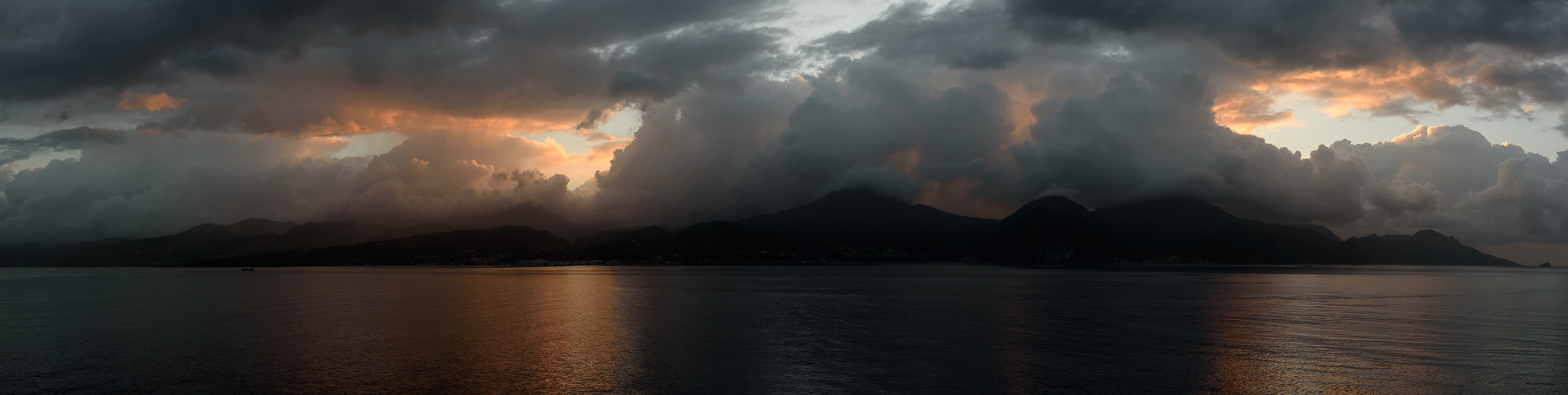 Sonnenaufgang über Dominica