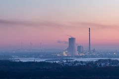 Sonnenaufgang  über Duisburg-Walsum / Kraftwerk