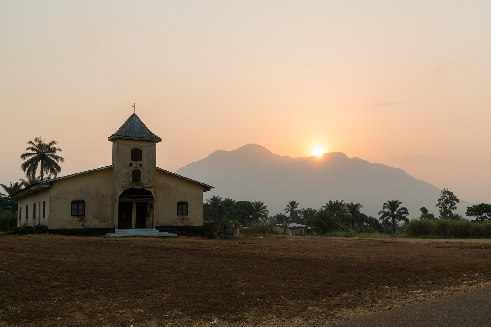 Sonnenaufgang über einem Dorf in Kamerun