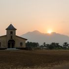 Sonnenaufgang über einem Dorf in Kamerun