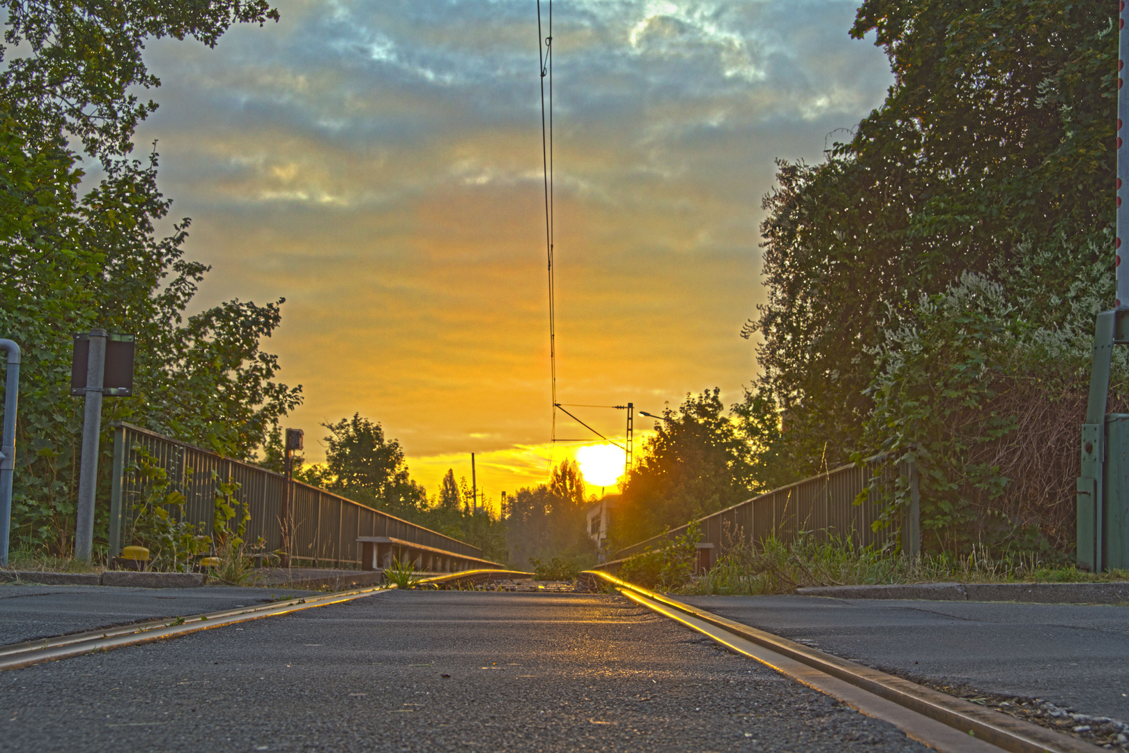 Sonnenaufgang über einer alten Bahnstrecke