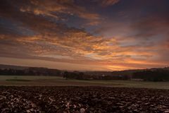 Sonnenaufgang über Feld