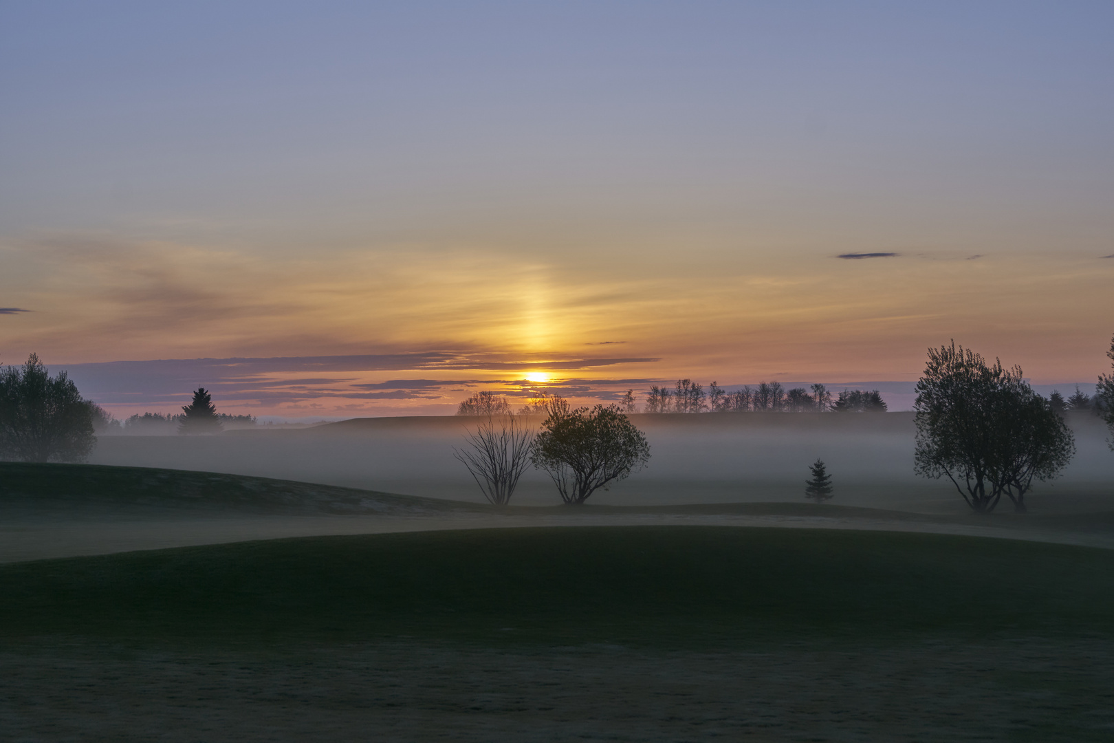 Sonnenaufgang über Golfplatz