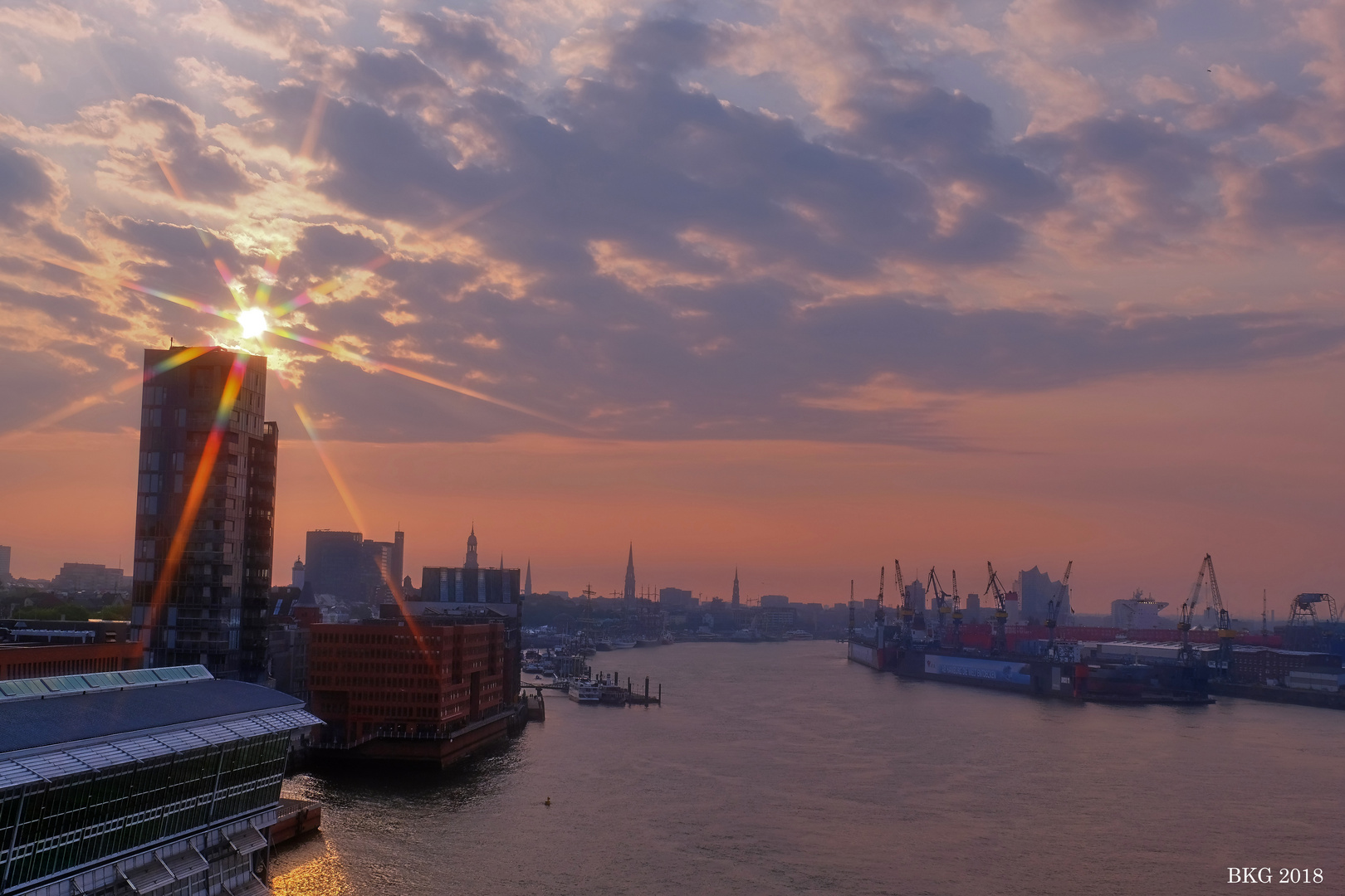 Sonnenaufgang über Hamburg 