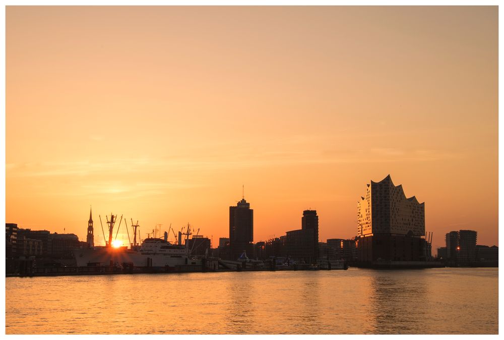 Sonnenaufgang über Hamburg