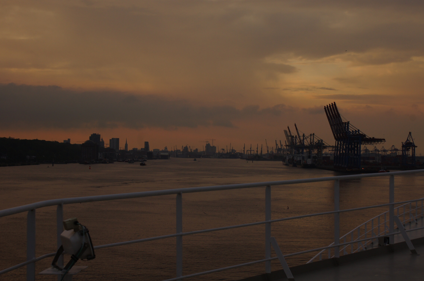 Sonnenaufgang über Hamburger Hafen