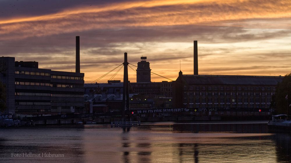 SONNENAUFGANG ÜBER HISTORISCHER STADTLANDSCHAFT