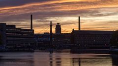 SONNENAUFGANG ÜBER HISTORISCHER STADTLANDSCHAFT