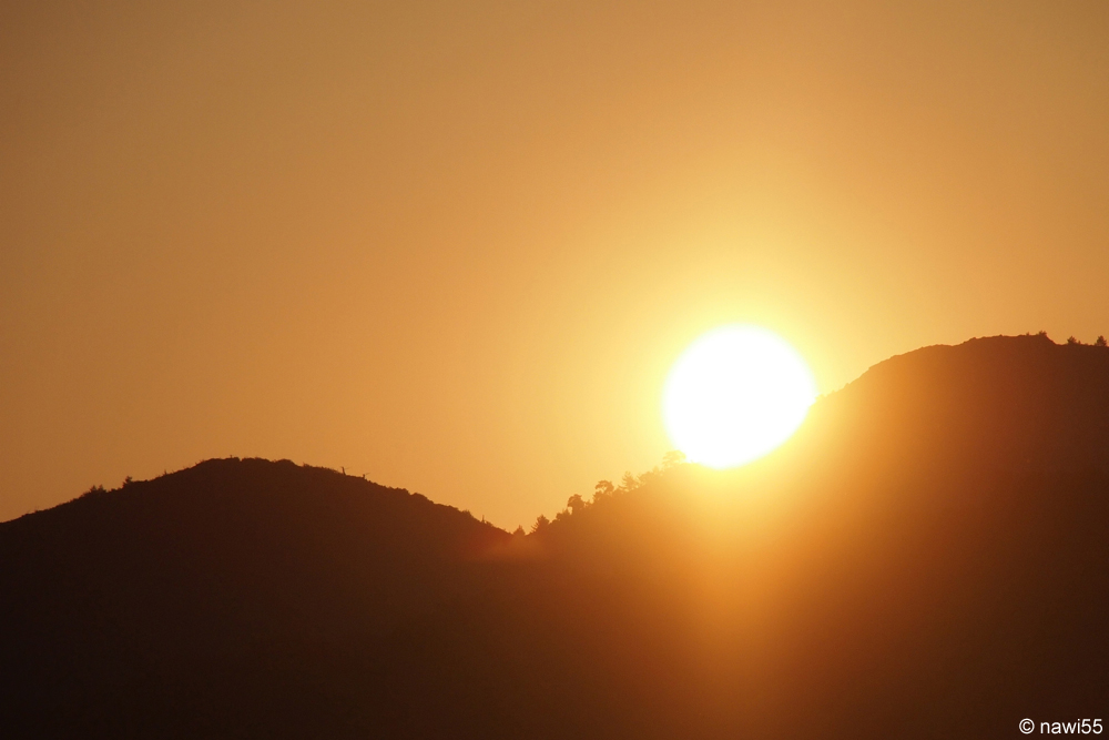 Sonnenaufgang über Hügeln