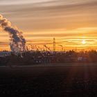 Sonnenaufgang über Industriekulisse mit Siebengebirge