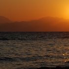 Sonnenaufgang über Korfu. Im Hintergrund die Berge Griechenlands