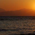 Sonnenaufgang über Korfu. Im Hintergrund die Berge Griechenlands