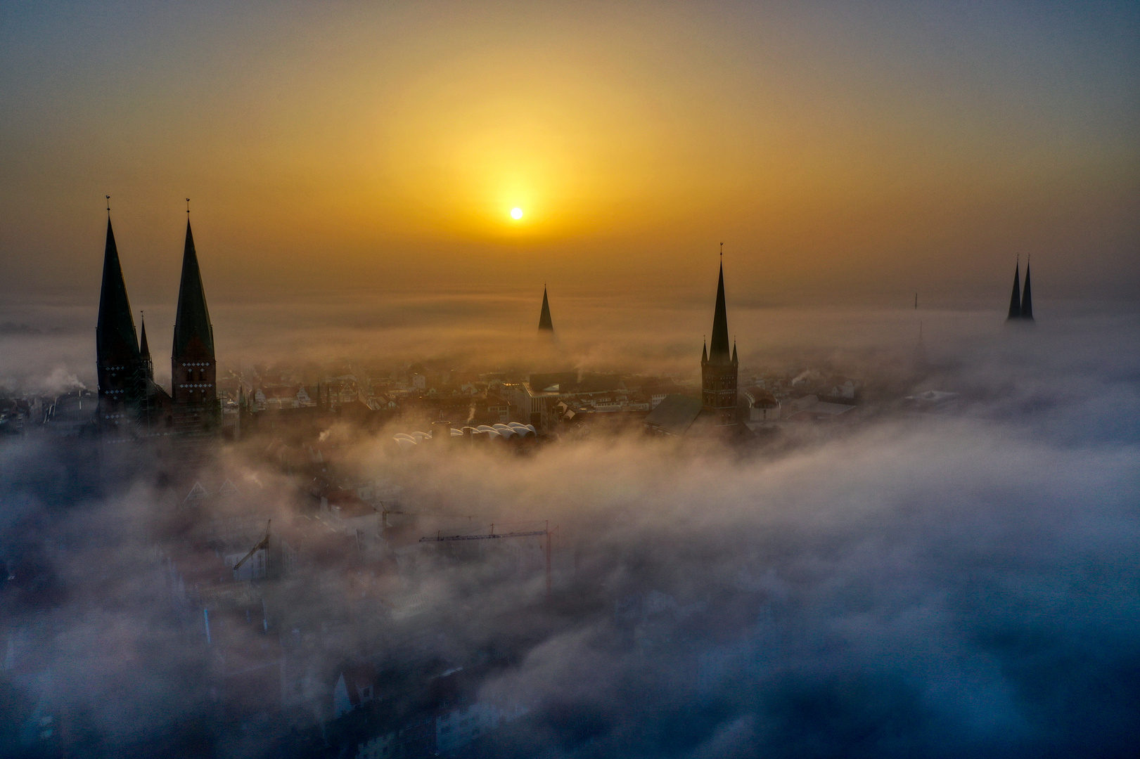 Sonnenaufgang über Lübeck