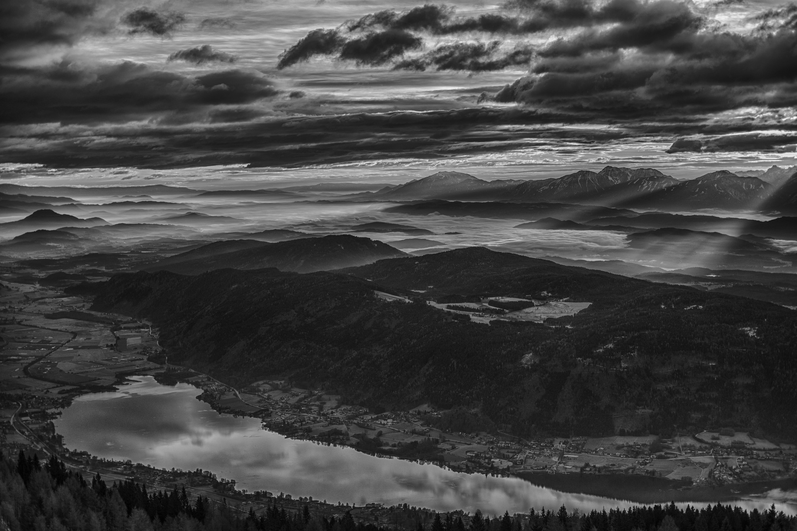 Sonnenaufgang über Ossiacher See 3 b&w