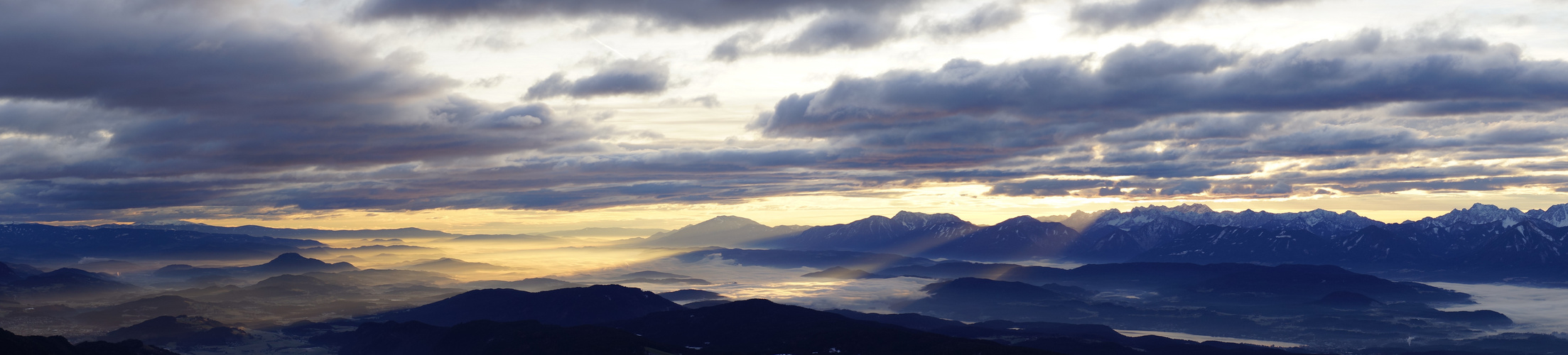 Sonnenaufgang über Ossiacher See Panorama