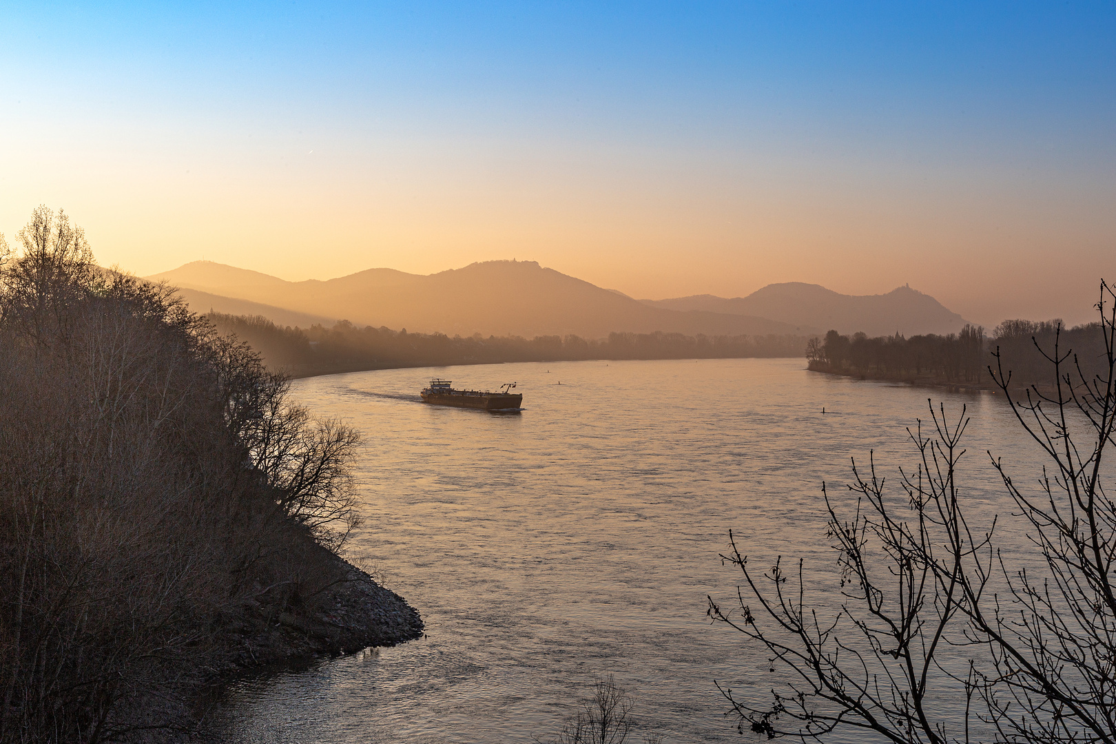 Sonnenaufgang über Rhein und Siebengebirge