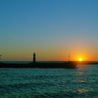 Sonnenaufgang über Rostock und die Schiffe erreichen den Hafen