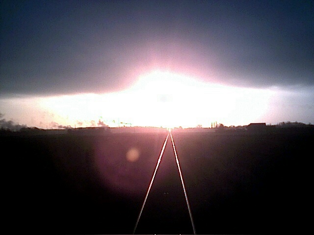 Sonnenaufgang über Schienen