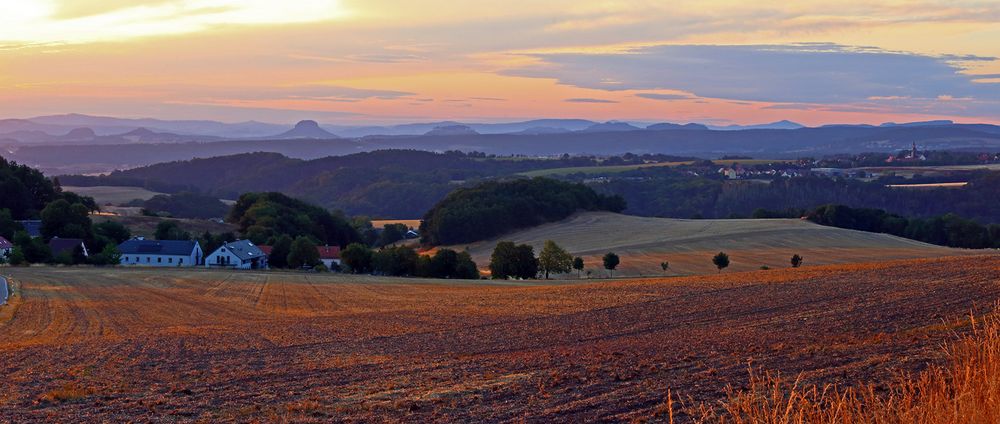 Sonnenaufgang über Schmorsdorf und der Sächsischen Schweiz...