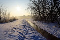 Sonnenaufgang über Schnee