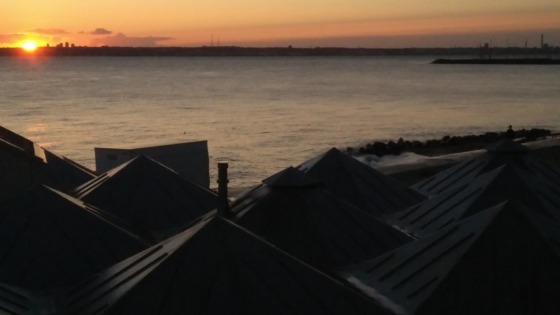 Sonnenaufgang über Schweden am Öresund