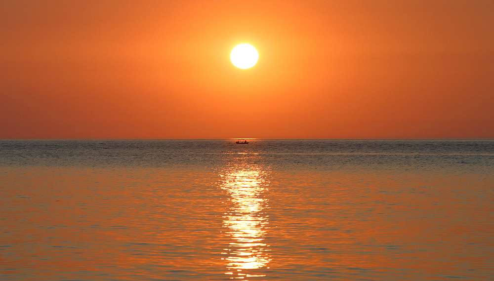 Sonnenaufgang über stillem Meer