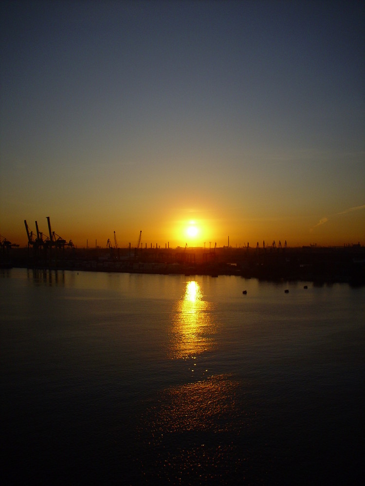 Sonnenaufgang über St.Peterburgs Häfen