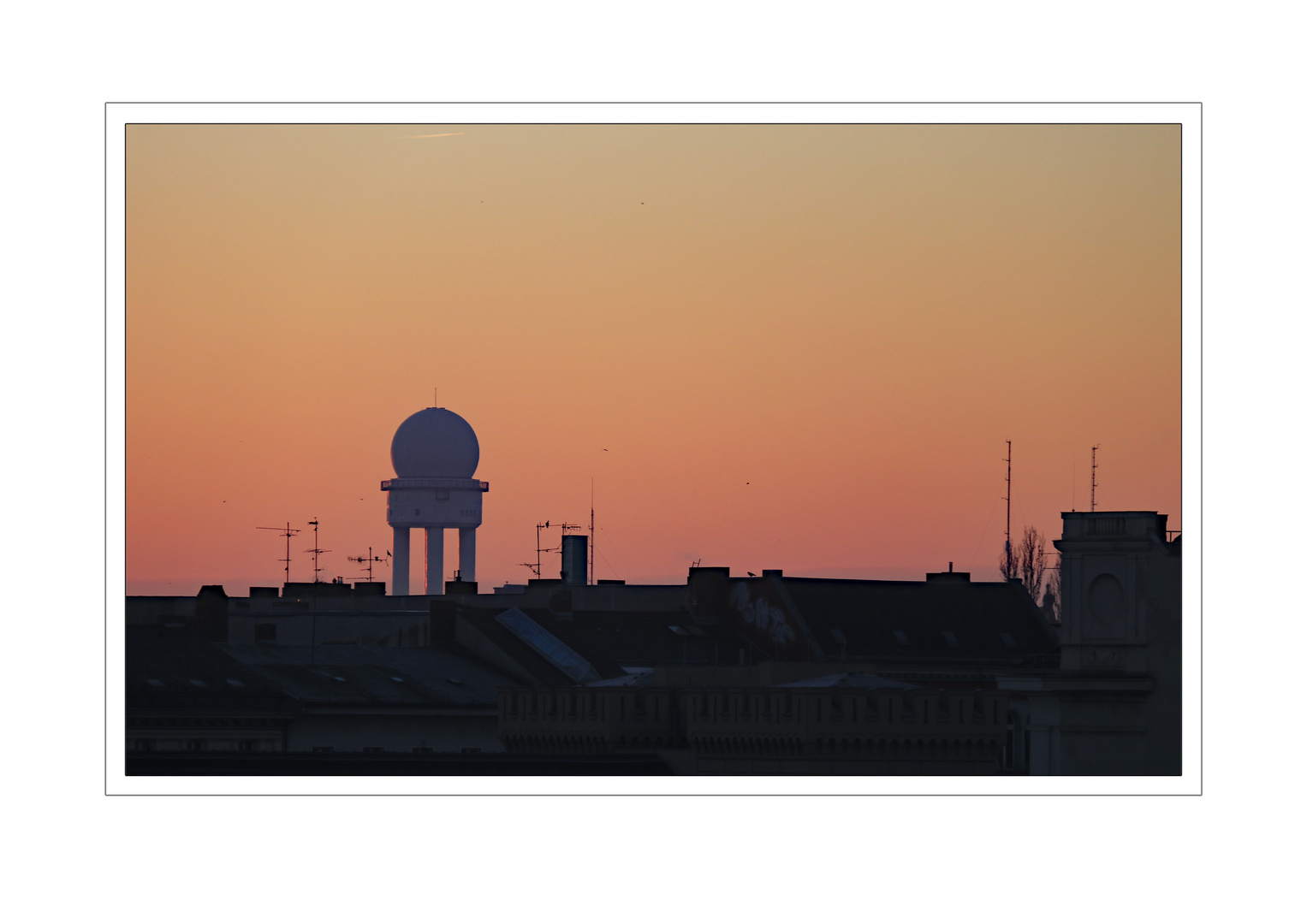 Sonnenaufgang über Tempelhof