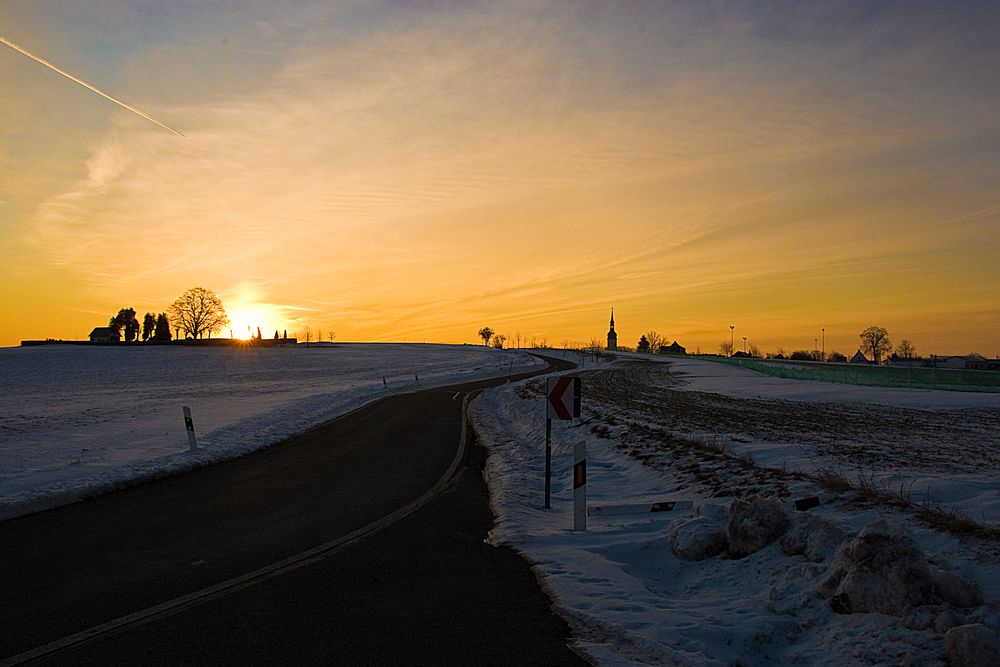 Sonnenaufgang über'm Friedhof 2