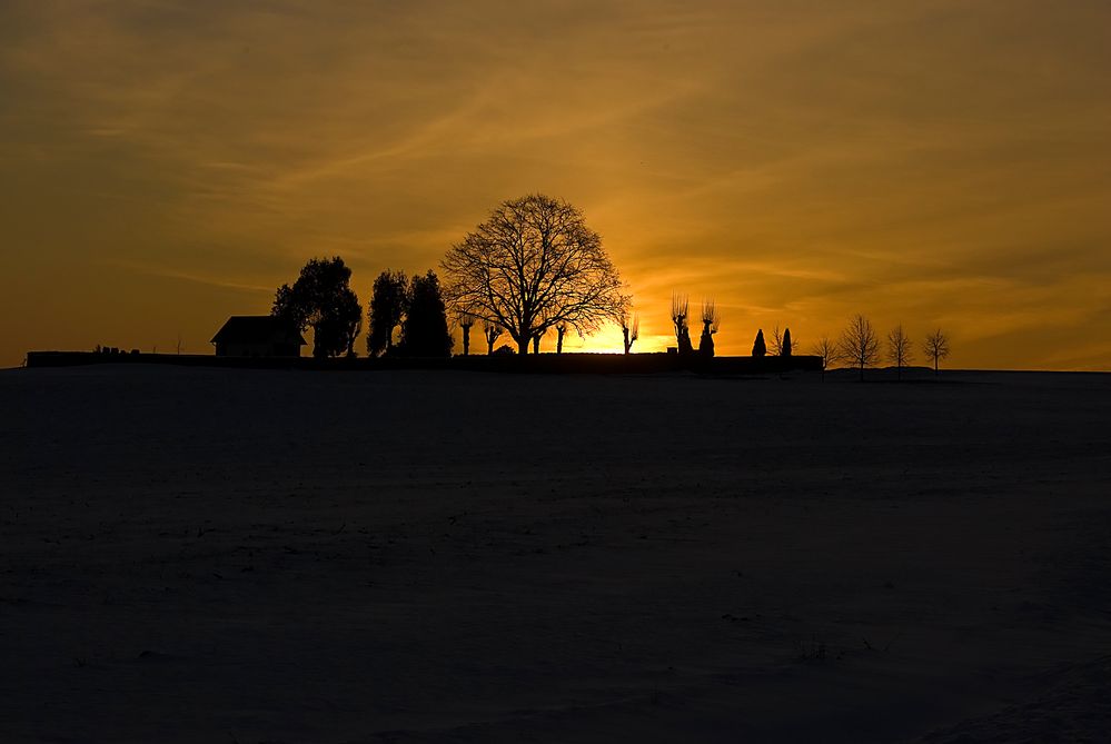 Sonnenaufgang über'm Friedhof