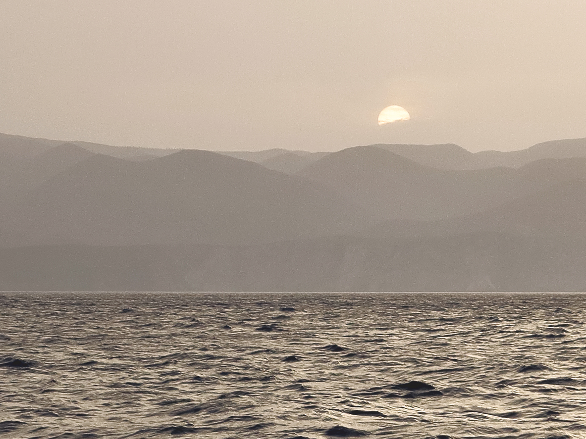 Sonnenaufgang überm Meer  /  l'alba sul mare