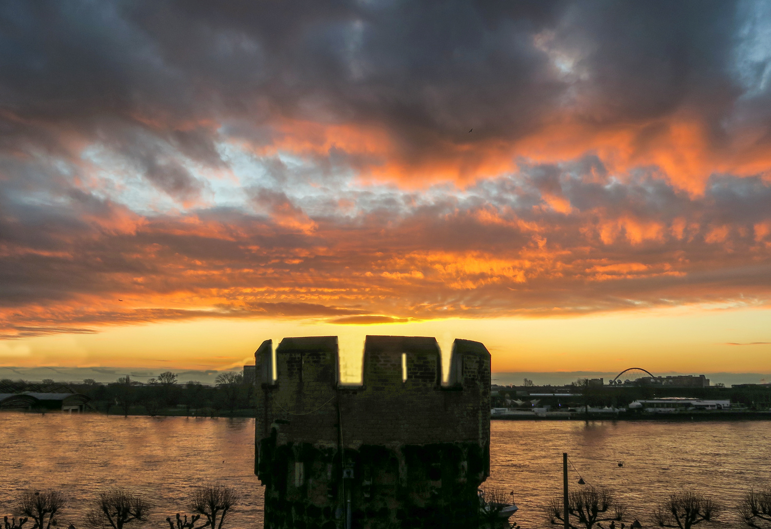 Sonnenaufgang überm Rhein